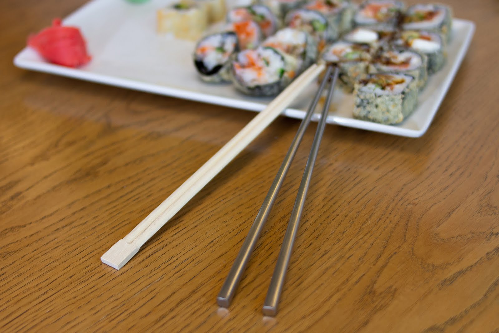 Доставка палочка спб. Палочки для роллов. Стеклянные китайские палочки. Металлические палочки для суши. Палочки для суши с суши.