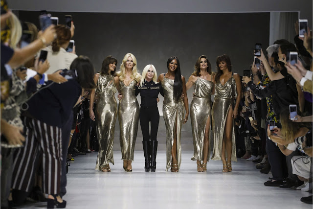 Versace Spring Summer 2018 ready-to-wear full fashion show with Carla Bruni, Claudia Schiffer, Naomi Campbell, Cindy Crawford, Helena Christensen at the Milan Fashion Week. Gianni Versace Tribute.