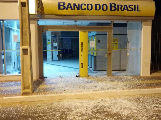 Grupo invade agência bancária e usa explosivos para arrombar cofre (Foto: Hiverson Carvalho/VC no G1)