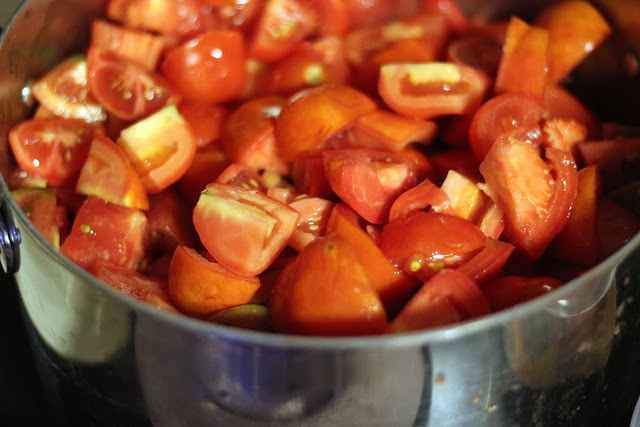 Learn the easiest way to can tomato sauce this year!