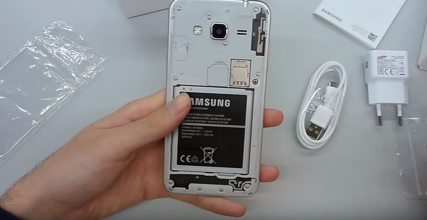 Contenuto confezione Samsung Galaxy J3 - Accessori scatola con video unboxing