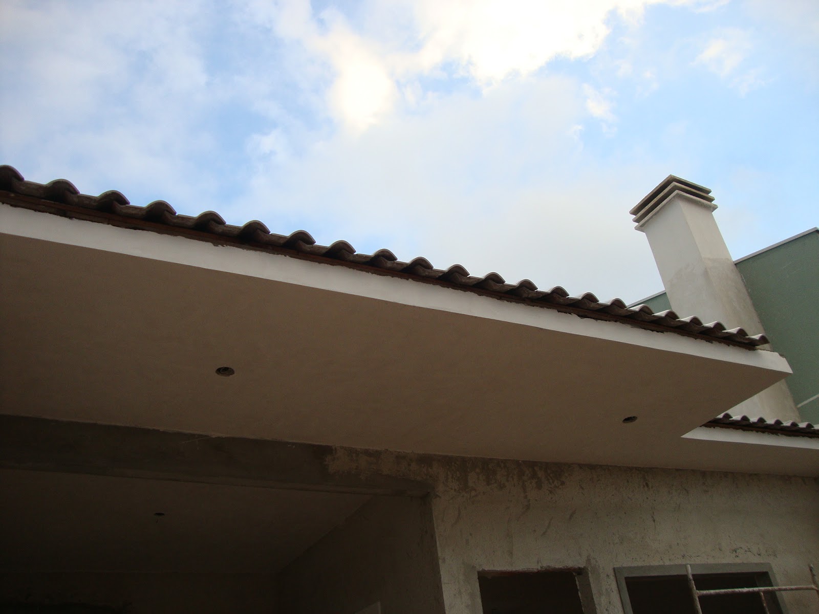 Odisseia Habitacional: Molduras prontas + Calçada + Mais calfino