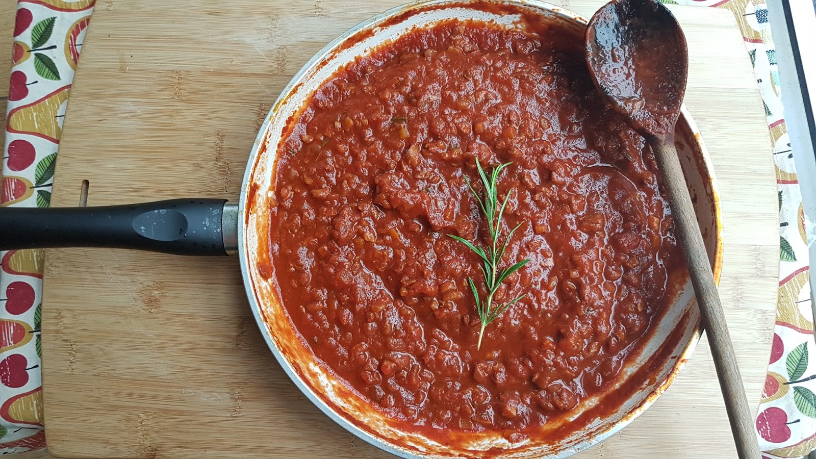 Подлива из фарша к макаронам. Котлеты в подливе. Соус "болоньезе". Спагетти с подливкой из фарша. Пюре с подливкой из фарша.