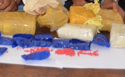 Bat hai doi tuong van chuyen 12.000 vien ma tuy - Anh 2