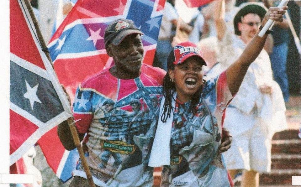 Как афроамериканцы оказались в северной америке. Флаг Конфедерации США расизм. Реднеки КША. Негр с флагом Конфедерации. Афроамериканцы в Америке.