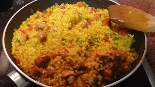 Arroz amarillo con salchichas