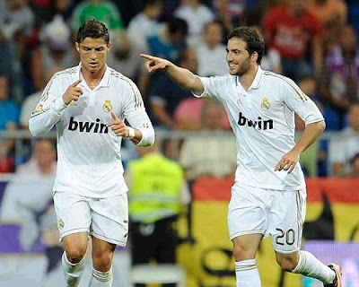 Cristiano Ronaldo and Higuain celebrate a goal