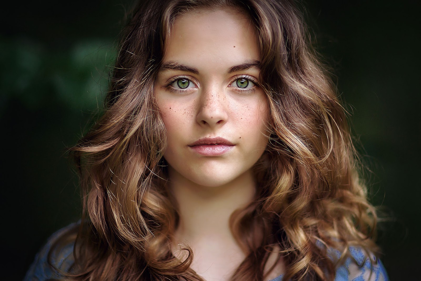 Canon portrait of a young woman with freckles by Willie Kers