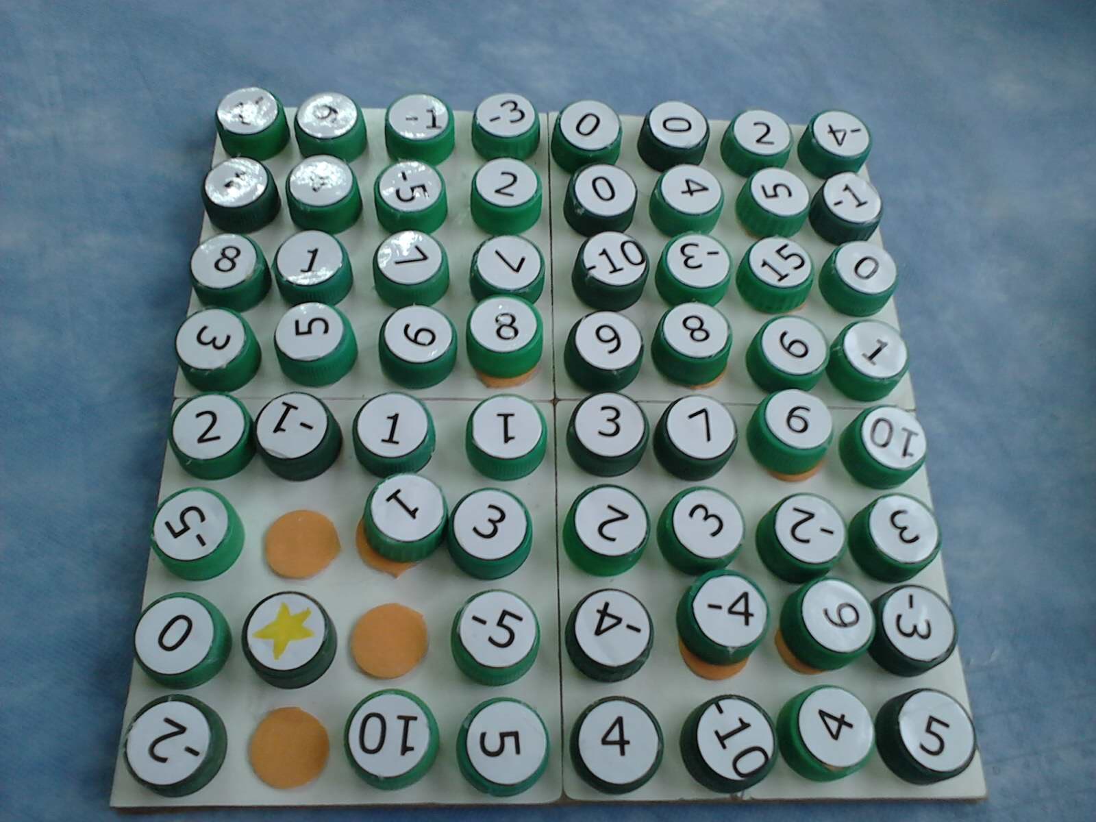 Jogo dos Números. O jogo possui um tabuleiro e 10 peças para identificação  dos números com as quantidades no tabuleiros. Tem o …