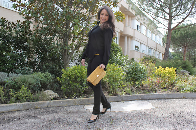 DIY como hacer un collar con tachuelas. Blog de moda, costura y DIY.