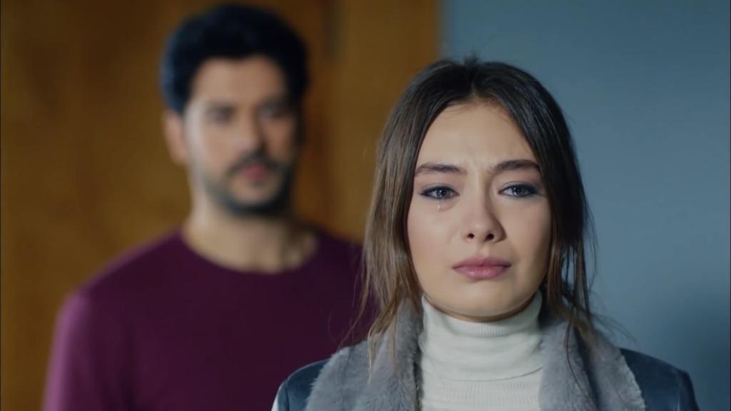 Wieczna miłość odcinek 40: Nihan ogląda nagrania z pendrive’ów. Emir opowiada jej o swojej matce! [Streszczenie + Zdjęcia]