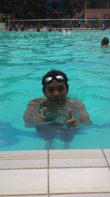 Berenang di Kolam Renang Griya Bukit Jaya - BangZay