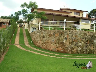 Construção do muro de pedra com pedra bruta com o caminho de pedra para a entrada de carros com a construção da residência em Itatiba-SP e a execução do paisagismo.