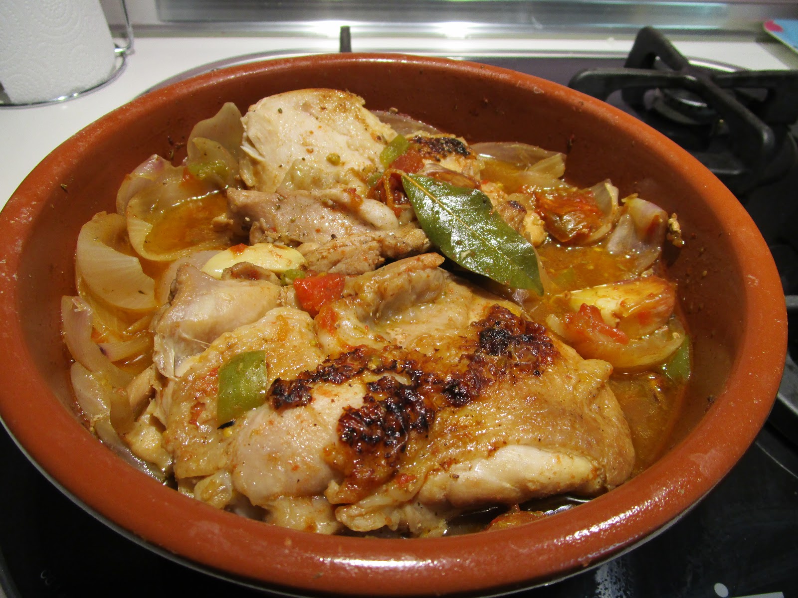 POLLO EN CAZUELA DE BARRO (receta catalana, según versión personal )