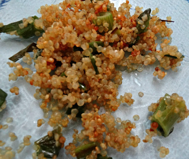 Quinoa y demás ingredientes en un plato para mostrar como se doraron