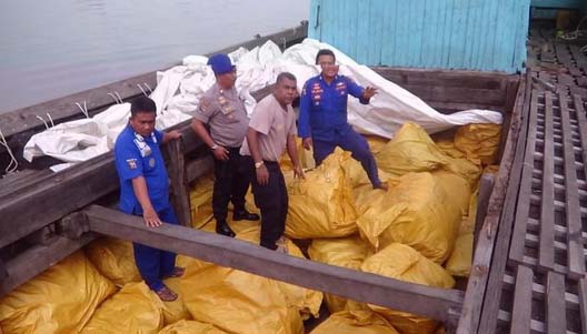 Petugas melakukan pengecekan barang selundupan yang diamankan di perairan Batubara. Petugas melakukan pengecekan barang selundupan yang diamankan di perairan Batubara.