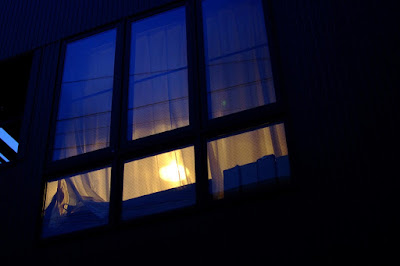 ミラーレースカーテンをした室内を夜に外から見た様子 ミラーレースカーテンをした室内を夜に外から見た様子
