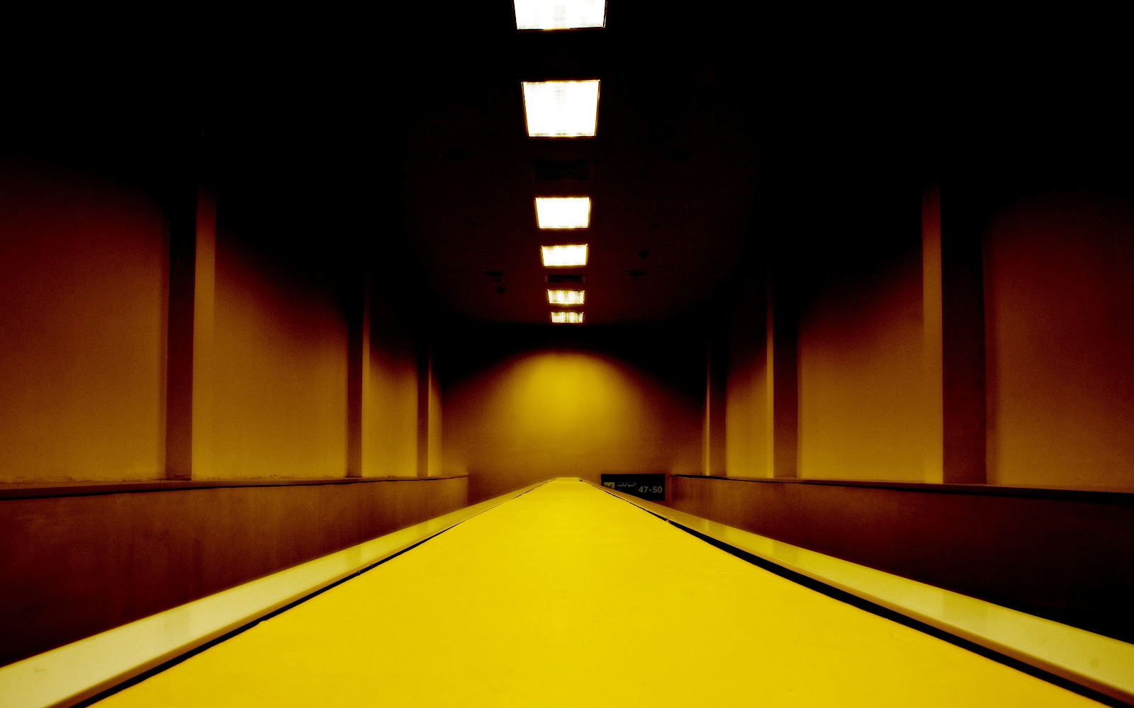 Комната была освещена ровным желтым светом. Желтый свет. Темная комната с желтым светом. Черно желтые обои. Черно желтые обои на рабочий стол.