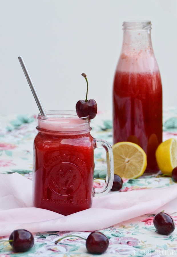 LIMONADA DE CEREZAS EN JARRA CRISTAL, BOTELLA CRISTAL Y MANTEL DE FLORES