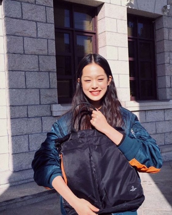 15 year old model Han Sung Min trending on SNS for Sulli-like smile