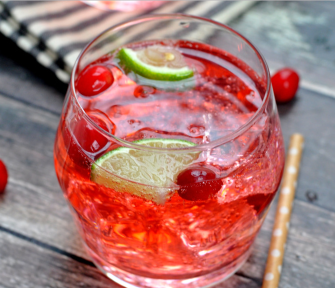CRANBERRY LIME VODKA TONIC drink
