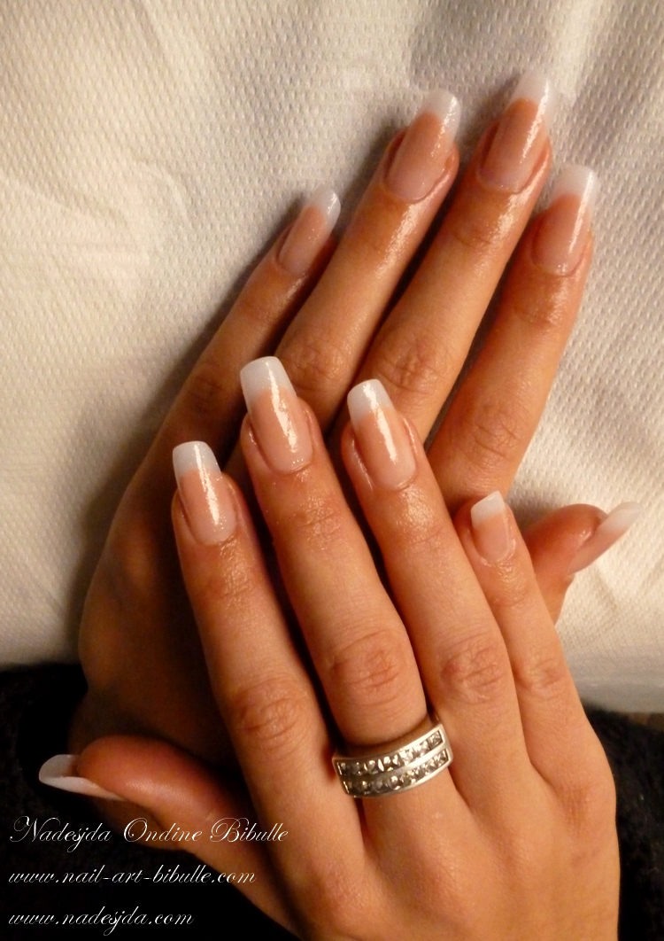 Deux poses d'ongles "plus vraies que nature". Une résine