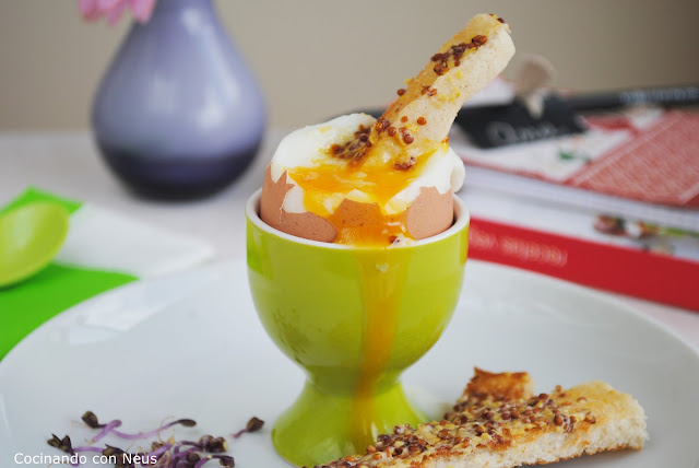  Hoy desayuno... Huevo con bastones de pan a la mostaza 