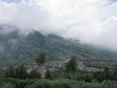 Vista del monte Merbabu desde el monte Merapi, cerca de Surakarta y Yogyakarta