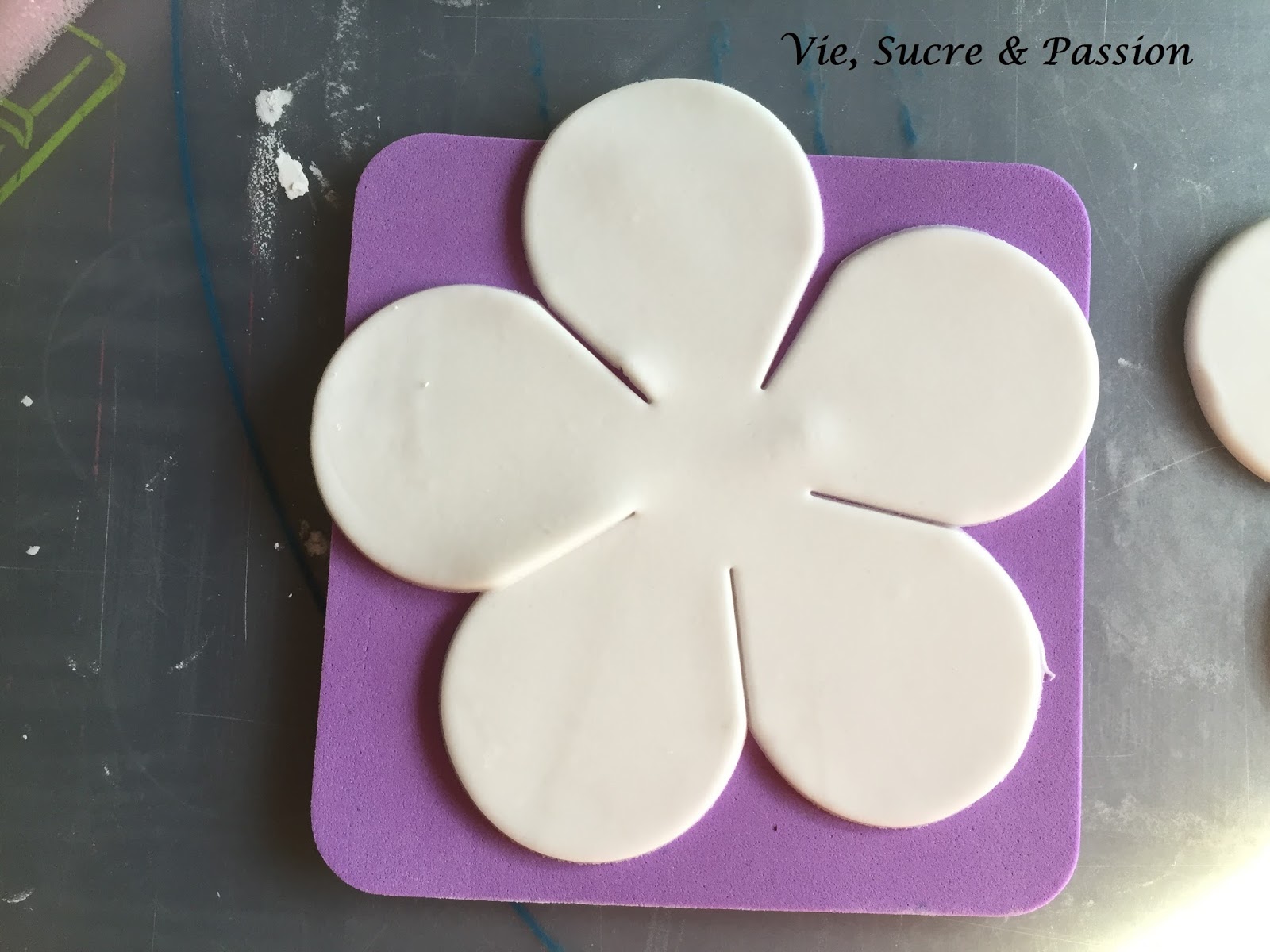 Vie, Sucre & Passion: Comment faire des Roses en Fondant (Tutoriel)