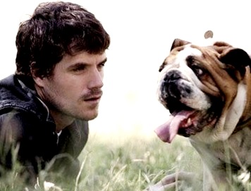 Dani Martín Foto de Dani Martín mirando a un perro