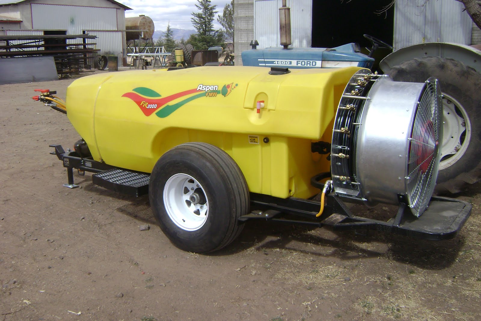 MAQUINARIA AGRICOLA INDUSTRIAL: Fumigadora de Turbina 2000 Litros