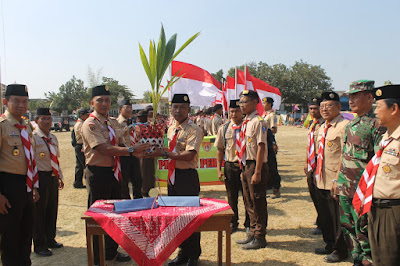 KASDIM 0725/SRAGEN MEMIMPIN SERAH TERIMA PASUKAN ESTAFET TUNAS KELAPA DILAPANGAN MOJOSONGO