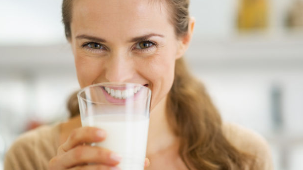 Minum Susu Secara Berlebihan Bisa Sebabkan Osteoporosis