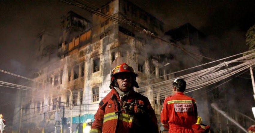 INCENDIO EN LAS MALVINAS: Bomberos controlan incendio en Centro Comercial Nicolini, tras más de 30 horas de arduo trabajo INCENDIO EN LAS MALVINAS: Bomberos controlan incendio en Centro Comercial Nicolini, tras más de 30 horas de arduo trabajo