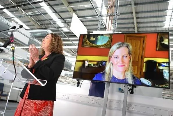 Countess of Wessex formally opened the new NHS Hospital. Heavenly Necklaces gold diamond and large starfish earring