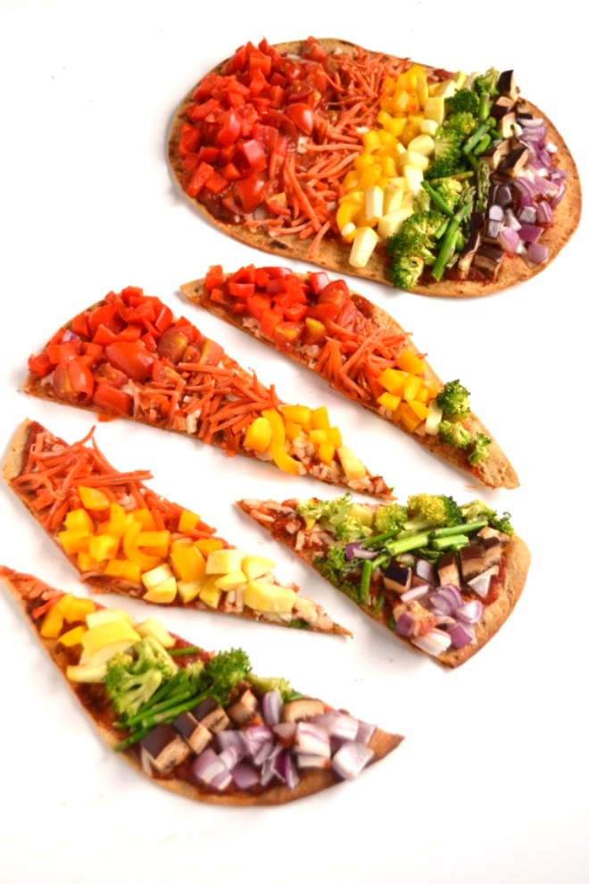 This homemade veggie loaded Rainbow Flatbread Pizza is ready in 20 minutes and is loaded with your favorite vegetables for a nutritious and fun meal! www.nutritionistreviews.com
