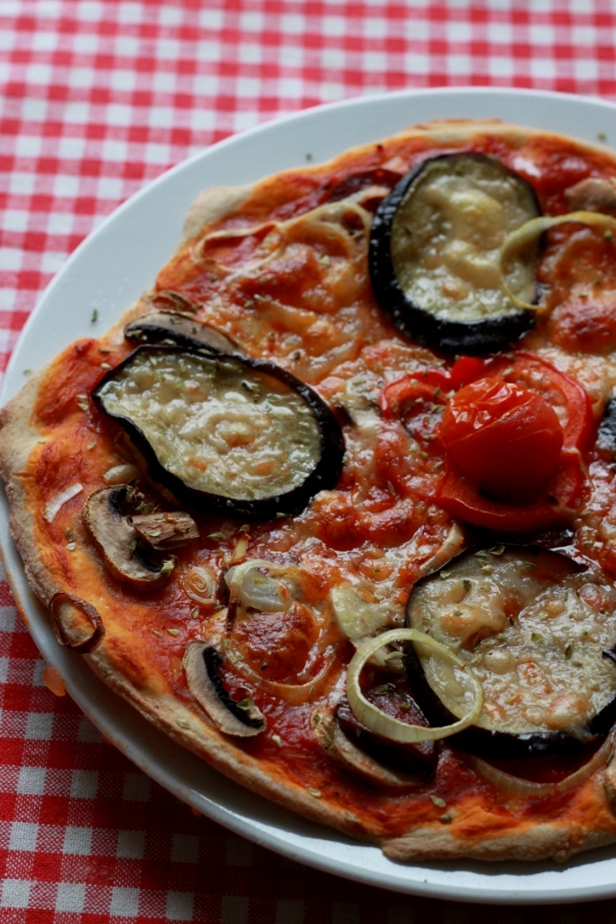 KAMAU: Pizza mit Auberginen, Mozzarella, Champions Zwiebeln Tomaten und ...