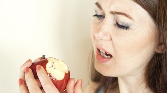 DİŞ ETİ KANAMASI NEDEN OLUR, NASIL TEDAVİ EDİLİR?