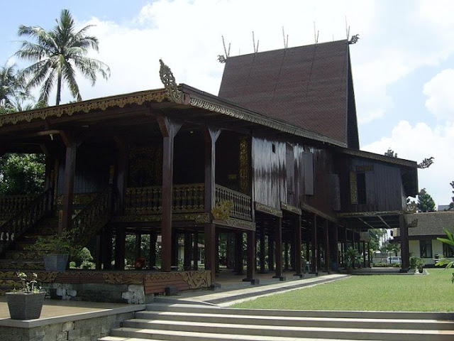 Rumah Adat Provinsi Kalimantan Selatan ( Rumah Banjar Bubungan Tinggi )
