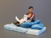 Statuetta ragazza fumetto vestaglia gatto bianco statuine letto cuscini orme magiche