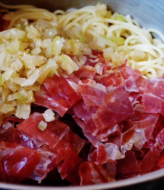 Två små kök Lyxig spagetti carbonara med prosciutto