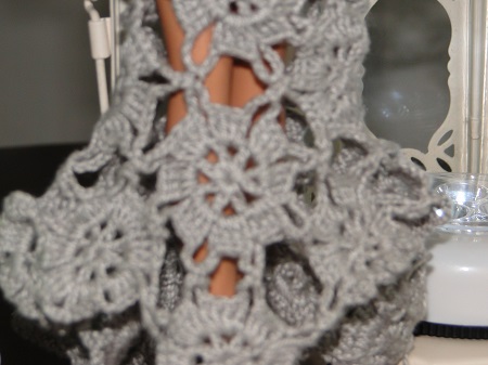 Vestido e Casaco de Crochê Para Barbie Por Pecunia Milliom 