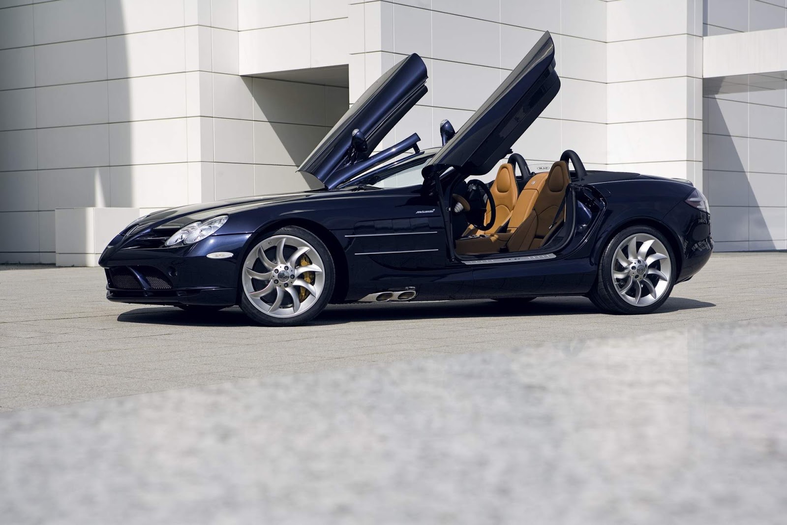 http://2.bp.blogspot.com/-MhapUNRMF9Q/UIWVwVJNUvI/AAAAAAAAA24/ndbx3tRMW7k/s1600/Mercedes-SLR-black-sports-car-hd-desktop-wallpaper.jpg