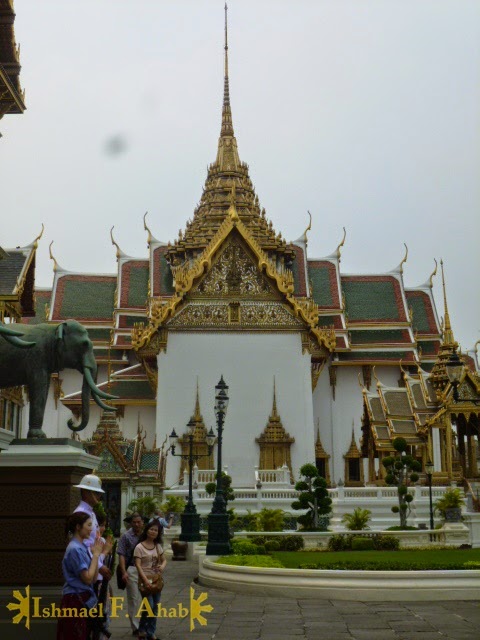 Taking photos with the guard of Bangkok Grand Palace