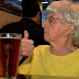 UNA ANCIANA DE 102 AÑOS BEBE UNA BIRRA DE CERVEZA CADA DÍA
