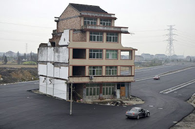 Inilah Satu-satunya Rumah Ditengah Highway Di China