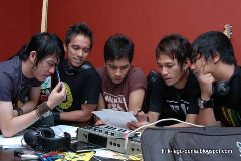 Lirik Lagu Five Minutes - Bertahan | Lirik Lagu Dunia
