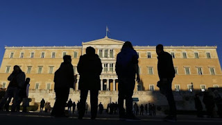 ΟΟΣΑ: Στα επίπεδα του 2013 οι μισθοί στην Ελλάδα