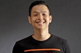 Biodata Pemain Film Cek Toko Sebelah - Kabarkan.com