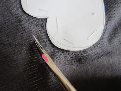 mis nancys, mis peques y yo, tutorial aplique camiseta con pompones, recortar sobrante tul